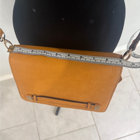 Elegant Tan Crossbody Bag - Picture 4 of 7